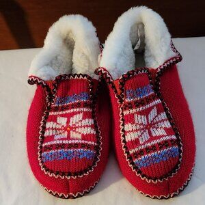Knitted fuzzy slippers red sz S NWOT